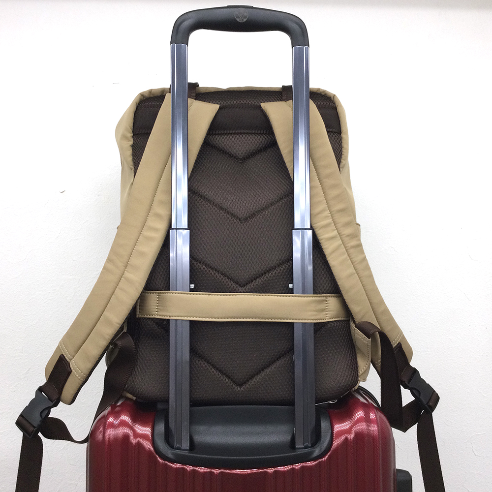 スーツケースに固定できる背面キャリーオンタイプなので、旅行時にも大活躍！
