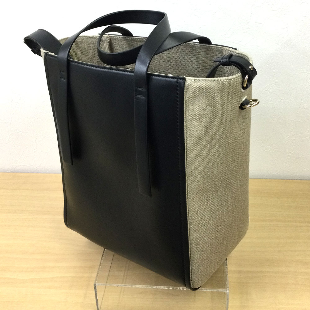 シャイニーカーフスキンに環境に低負荷型のリネンを上品に組み合わせたトートバッグ。