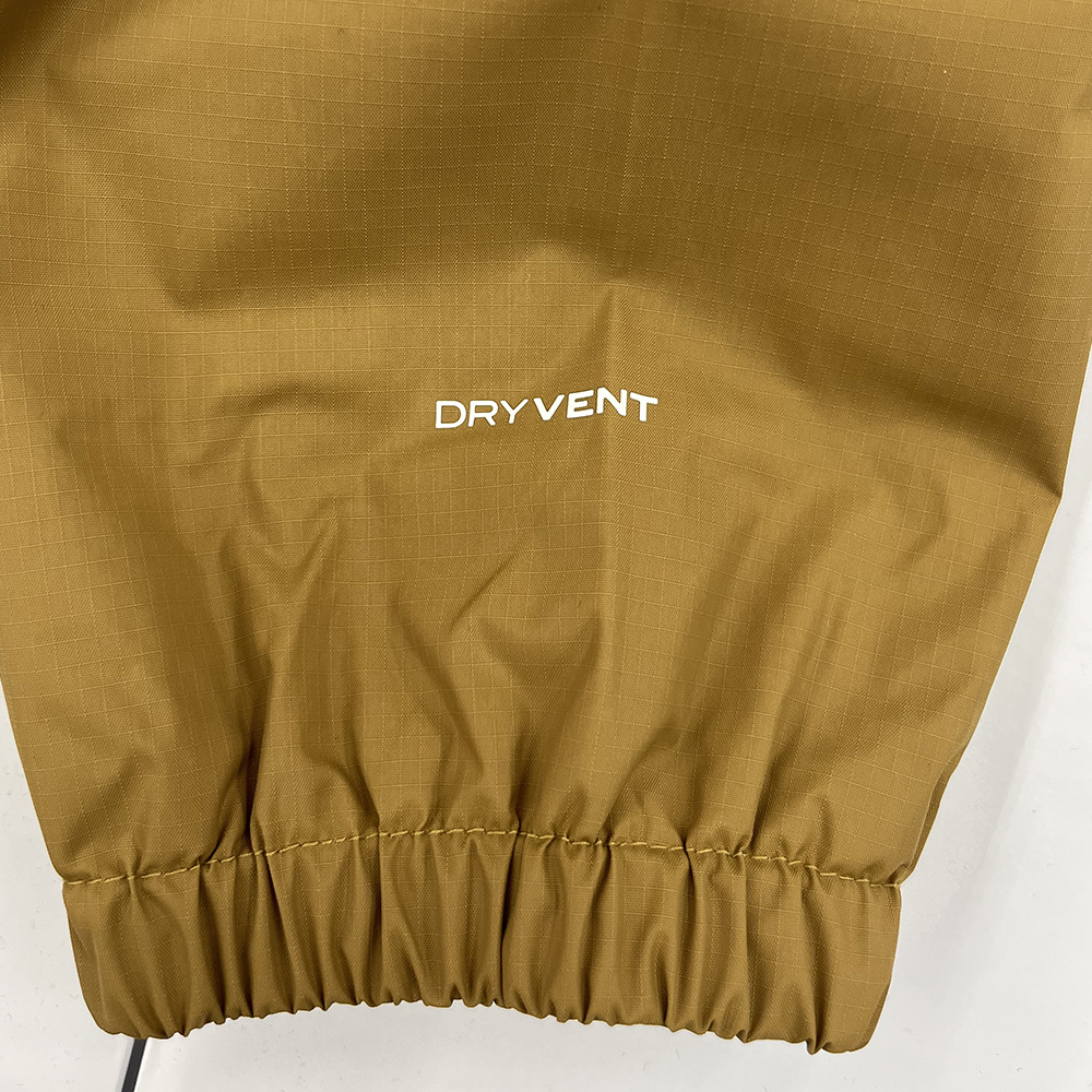 水をはじき、服の中の湿気を外に逃がす高機能素材DRY VENTを使用。