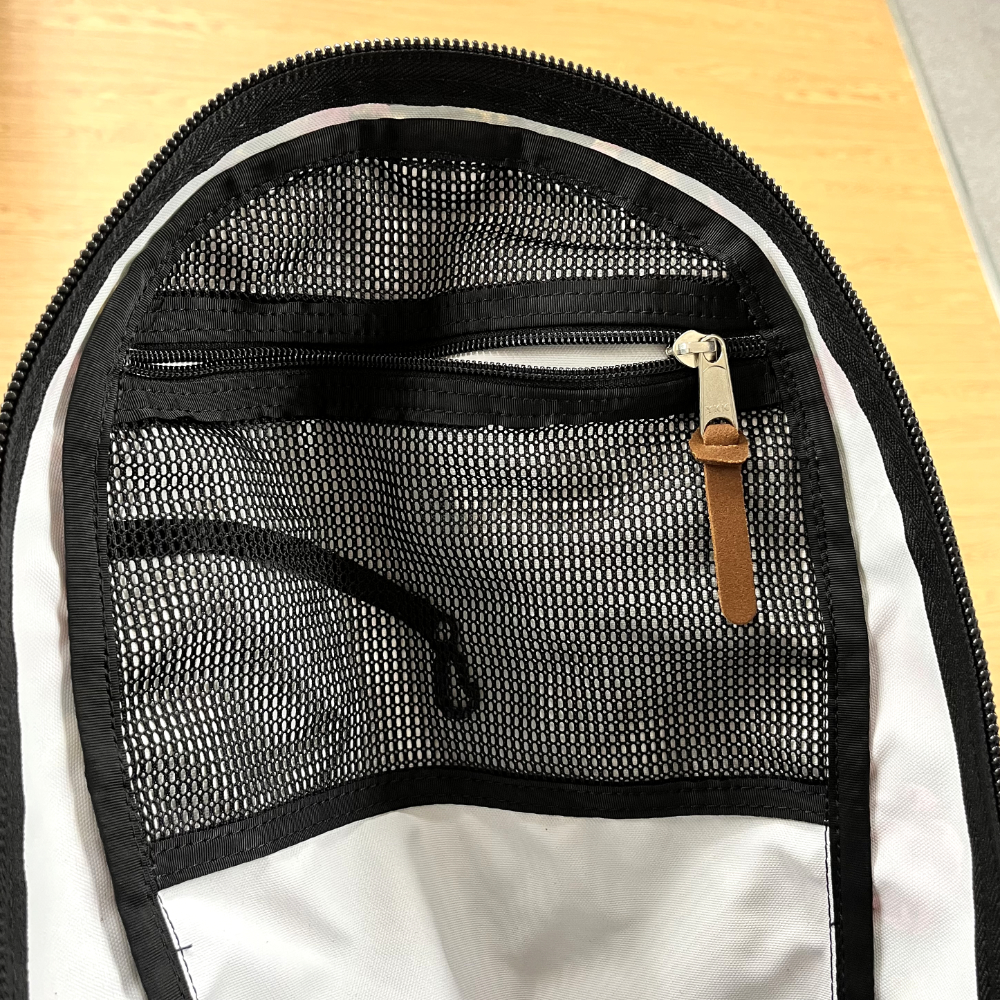 内側にキーフック付のファスナーポケット