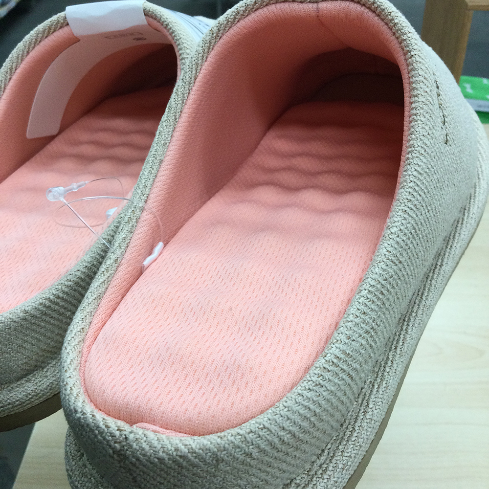 つま先の段差構造で足ゆびが動きやすく、歩きやすい