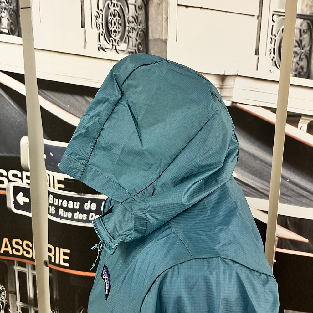 フード付きで急な雨も安心！