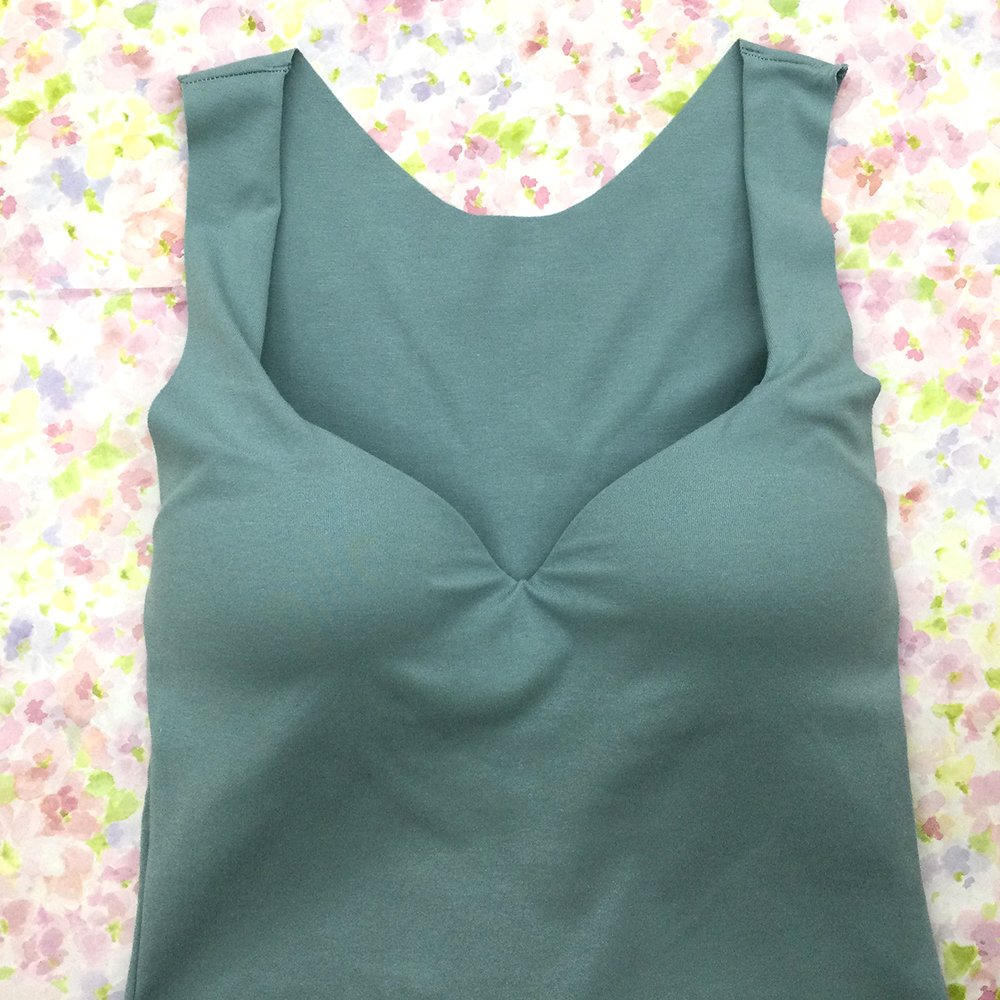 左右一体型のモールドカップがバストを整えます。深めのVカットなのでどんな服でも合います。