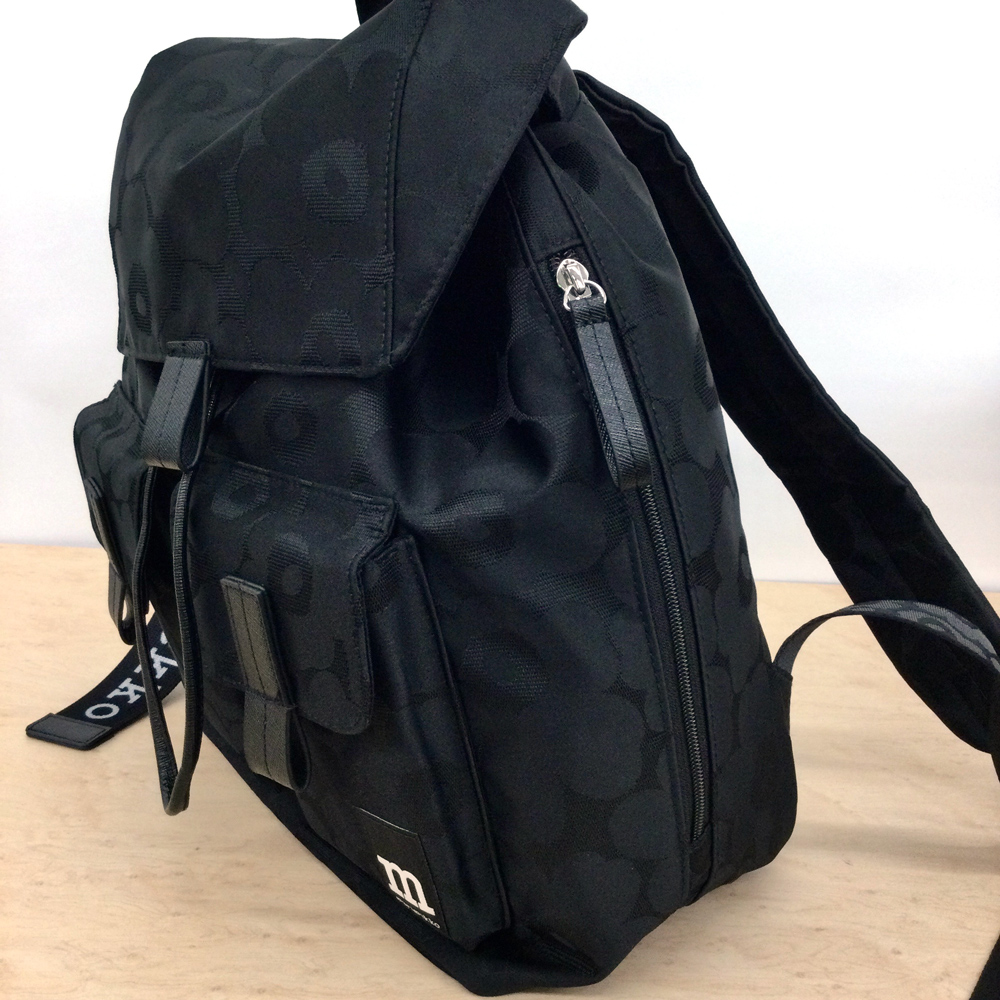 サイドにも荷物が取り出しやすいファスナー付きポケットがあり、肩から降ろさずに小物の出し入れ可能。