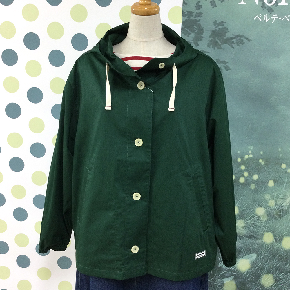 左裾のワッペンや大きめのフロントボタンもアクセント