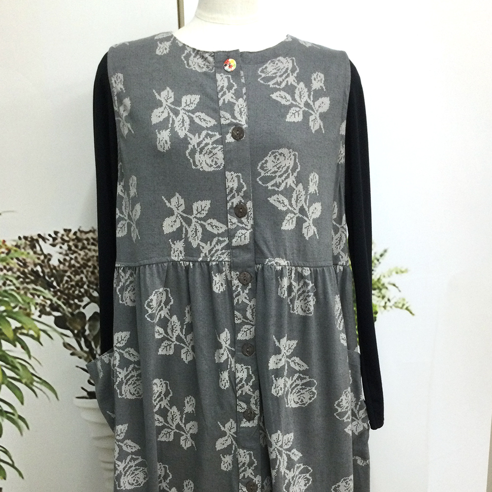 ボタンがアクセントのロングベスト。ヒップもすっぽりかくれ、エプロン代わりにというお声も多いです。