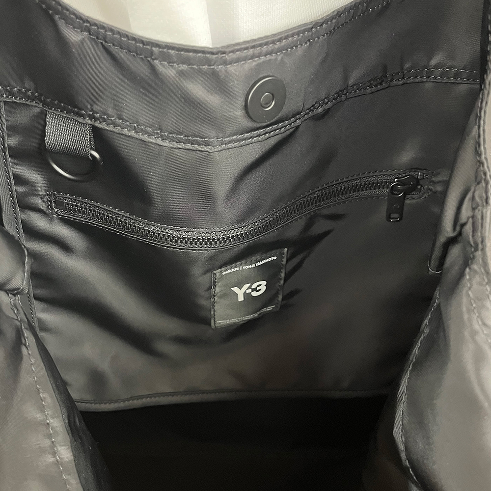 内側にDリングとファスナーポケットがあり、小物収納もOK。