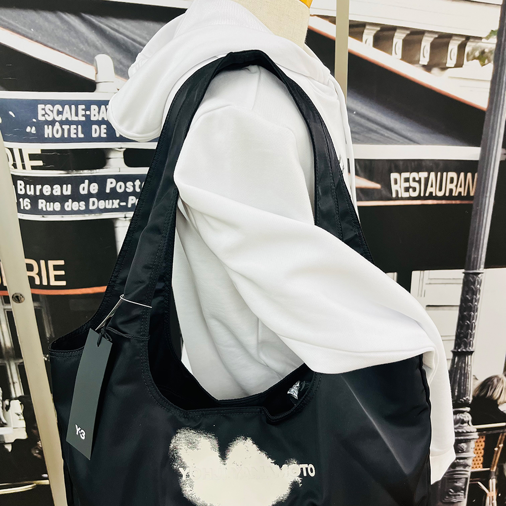 持ち手も長めで肩掛けしやすいです。