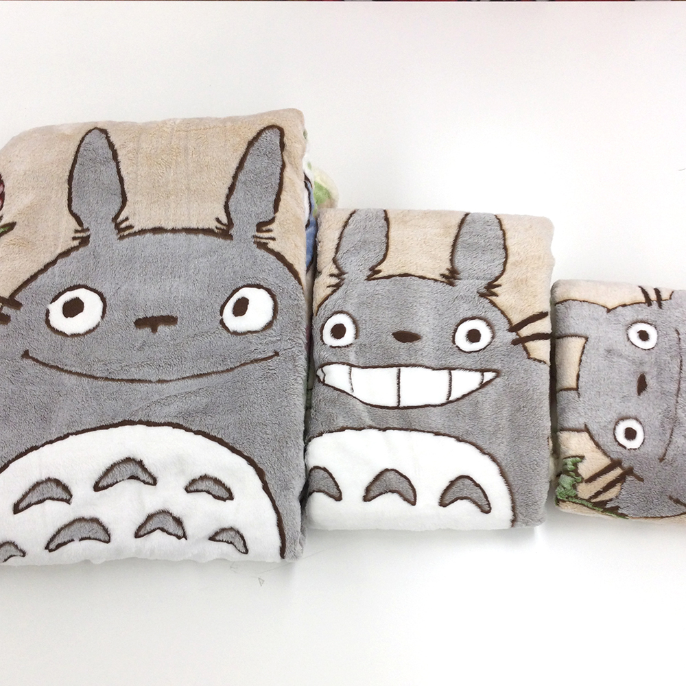 同柄のハーフ毛布、ひざ掛け有り。