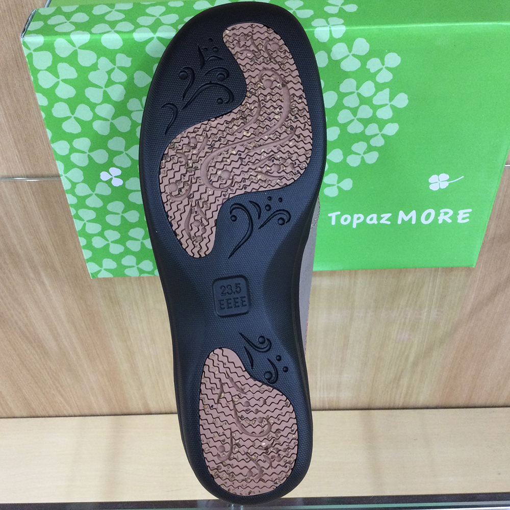 軽量のウレタン素材と滑りにくいコルク配合のソールで負担が少なく疲れにくい。