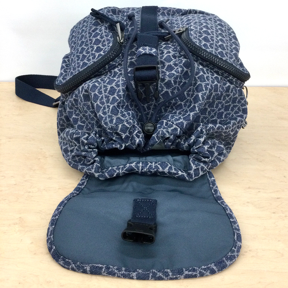 ベルトフラップ＋ドローストリング式開閉が特徴的。