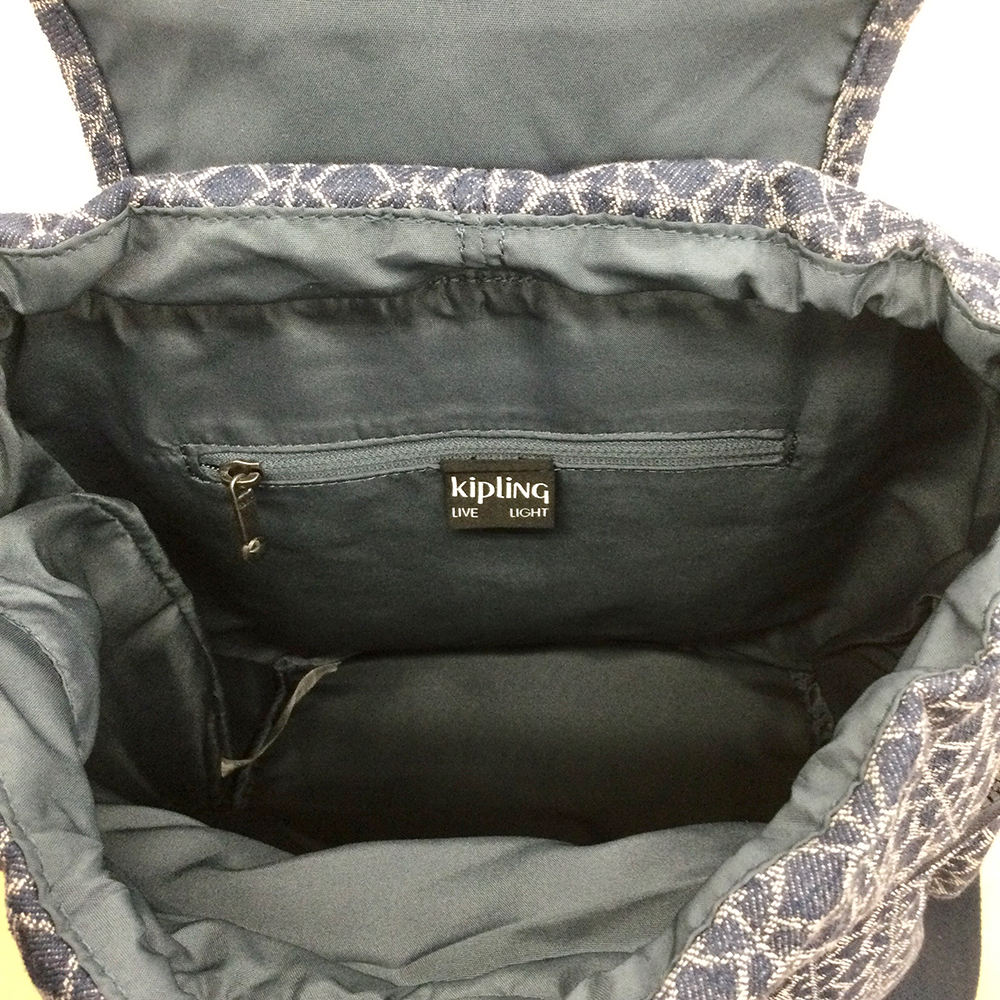 前面2つのポケット以外にも内ポケット付きで持ち物を整理しやすく収納力