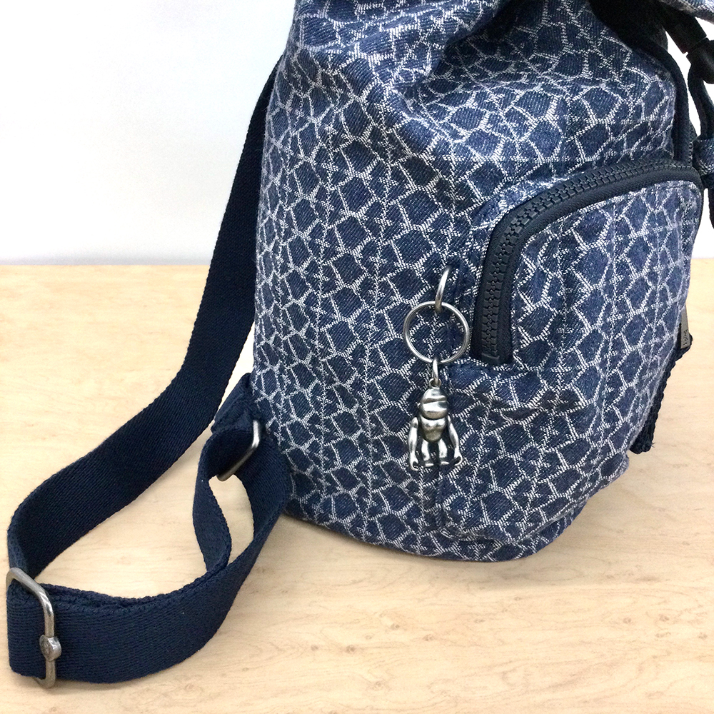 ショルダーストラップは長さ調節可能、メタリックなモンキーチャームもさりげないワンポイントに。