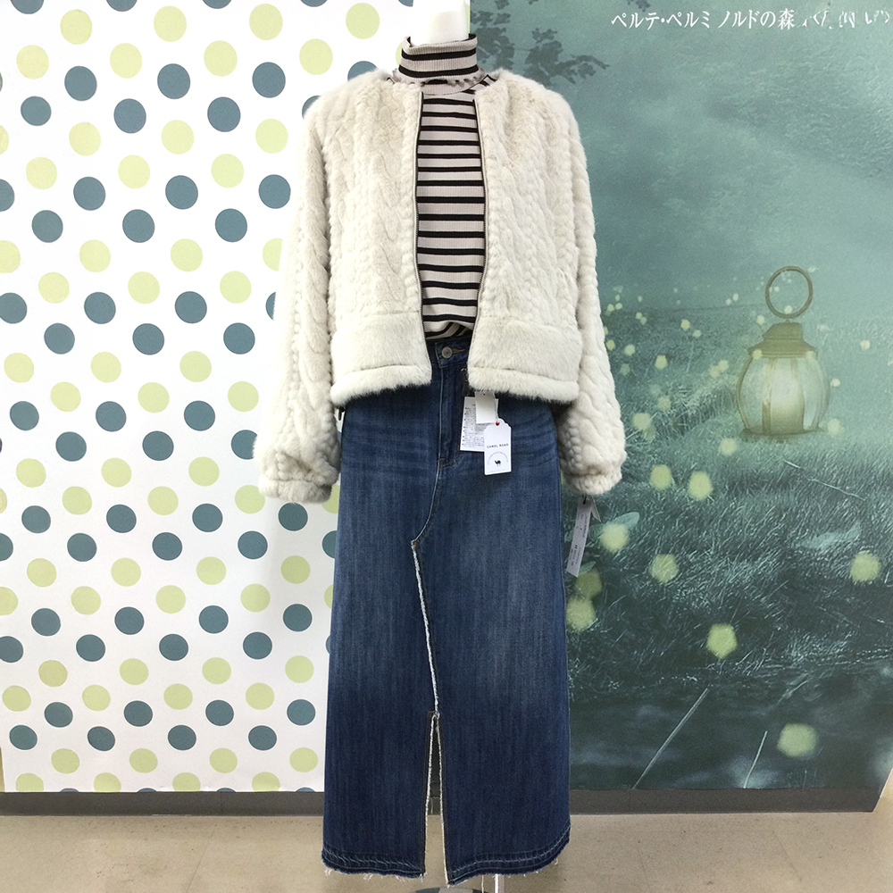 デニムに合わせてカジュアルダウンに