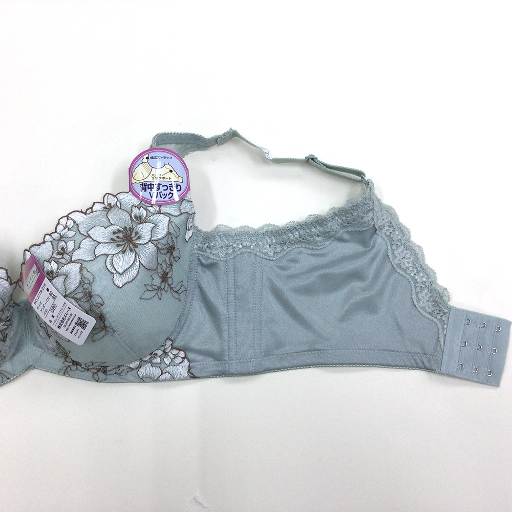 美背中シルエットのひけつはVバックと脇のWボーン幅広バックパネルが背中を強力サポート。“お肉”を抑えこみすっきりと