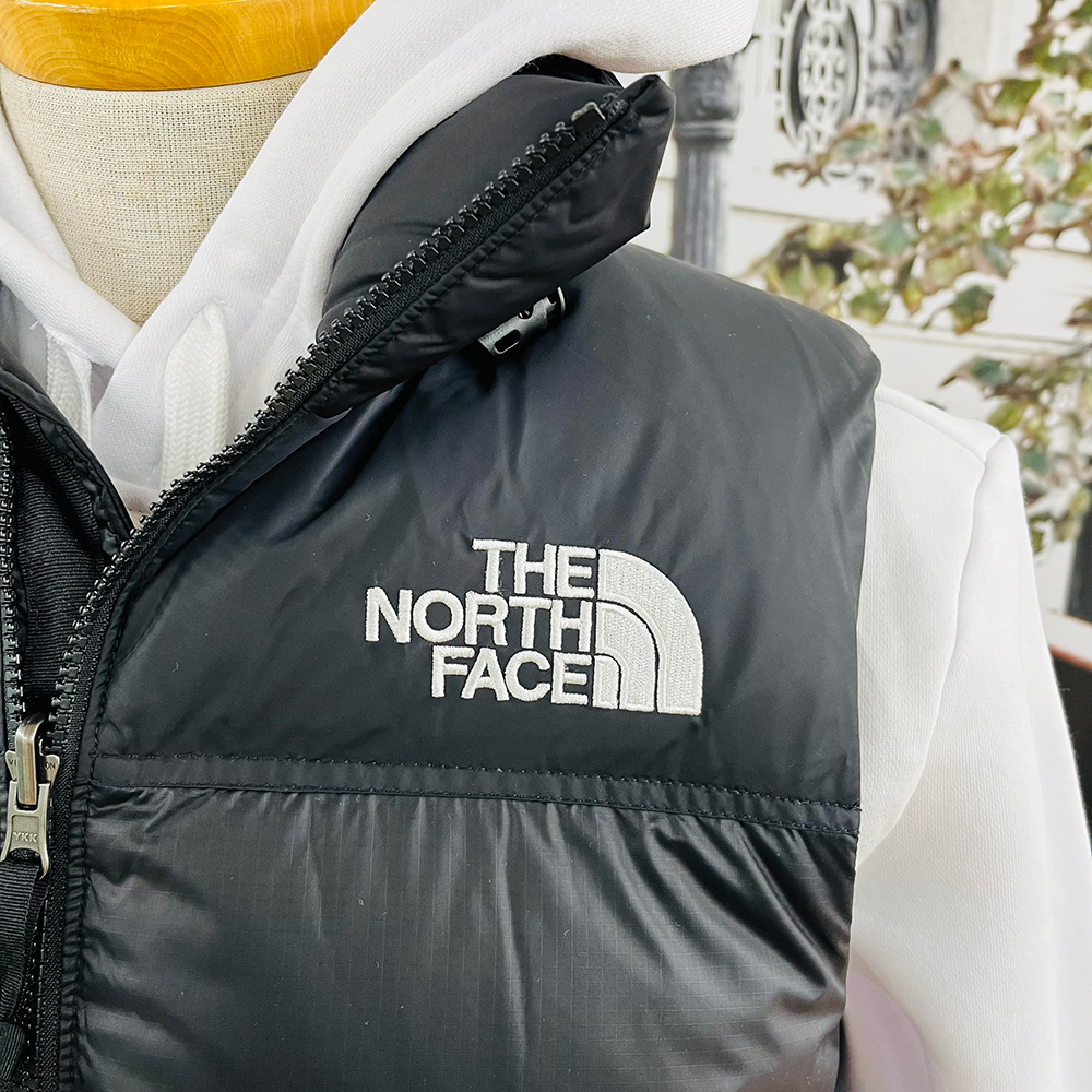 右胸、右肩におなじみのブランドロゴ刺繍