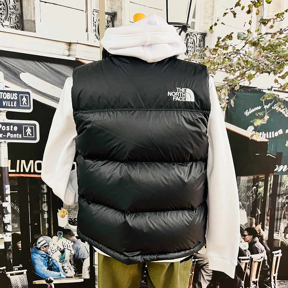 バックもシンプルで、男女問わず使えます。