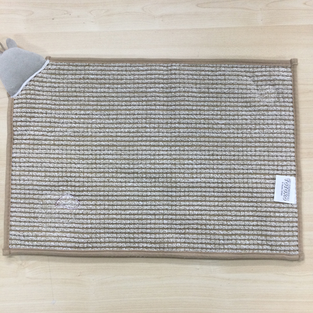 裏面に滑り止め加工は施されていません