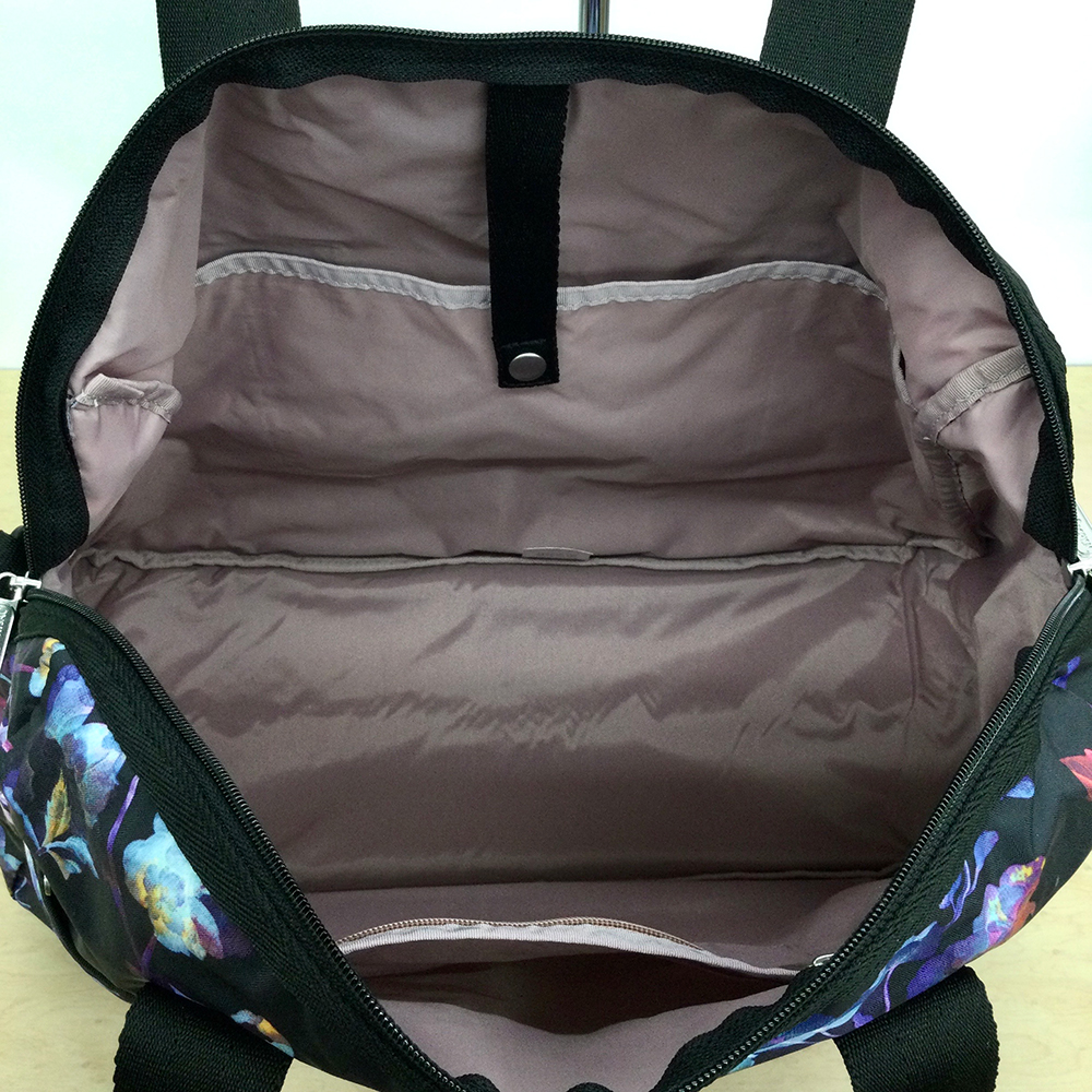 たっぷり入る広めのメイン収納と内外に多彩なポケットを複数装備。