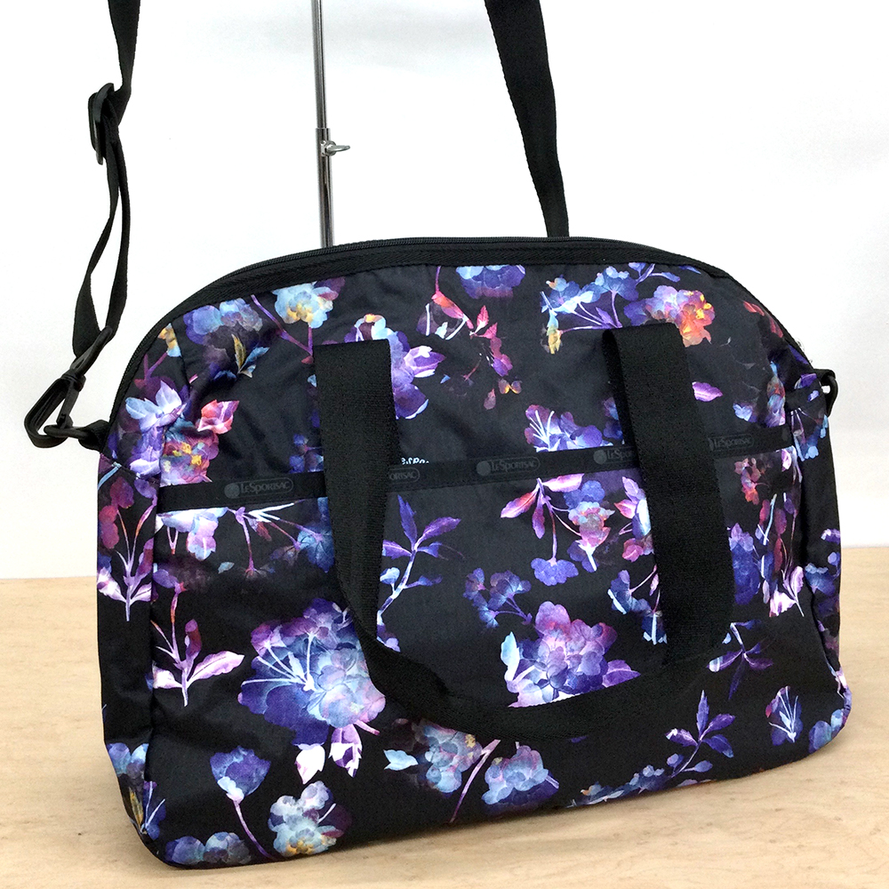 取り外し可能なストラップ付きの2way仕様で、ショルダーバッグとしても使い勝手抜群！