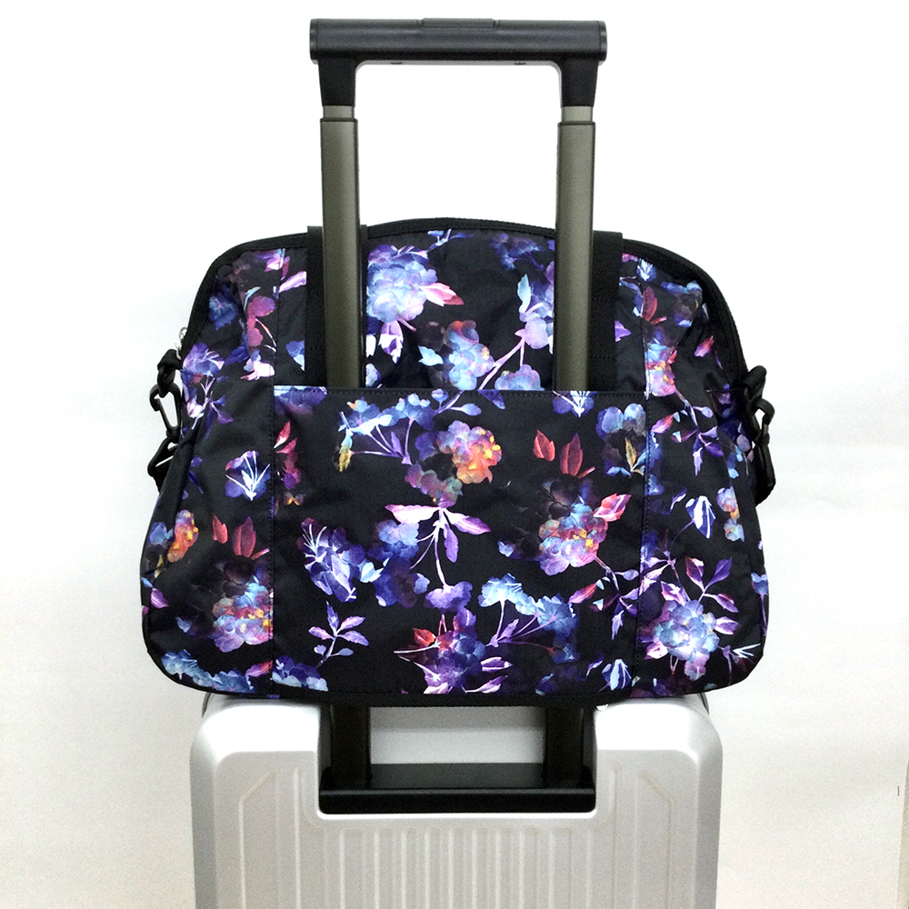 背面のファスナーを開けばキャリーオンバッグにもなり実用的なアイテム。