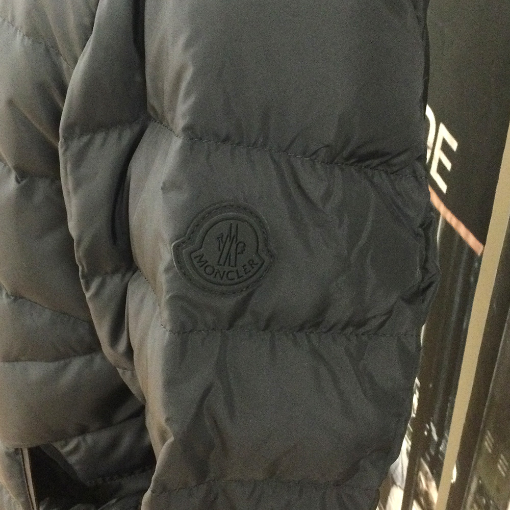 左腕にシリコン製エンブレム。