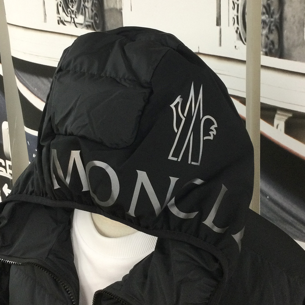 フードにはロゴレタリングが施されています。