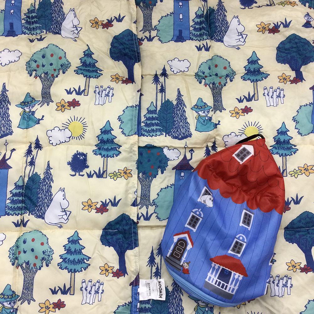 素材は主にポリエステル製。軽量で暖かい。