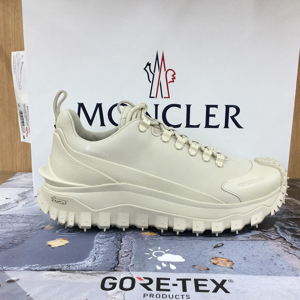 ヌバックのサイドパネル、キャビアテクスチャーのレザー、ワントーンのメタリックアイレットなど、上質な素材も際立つ。