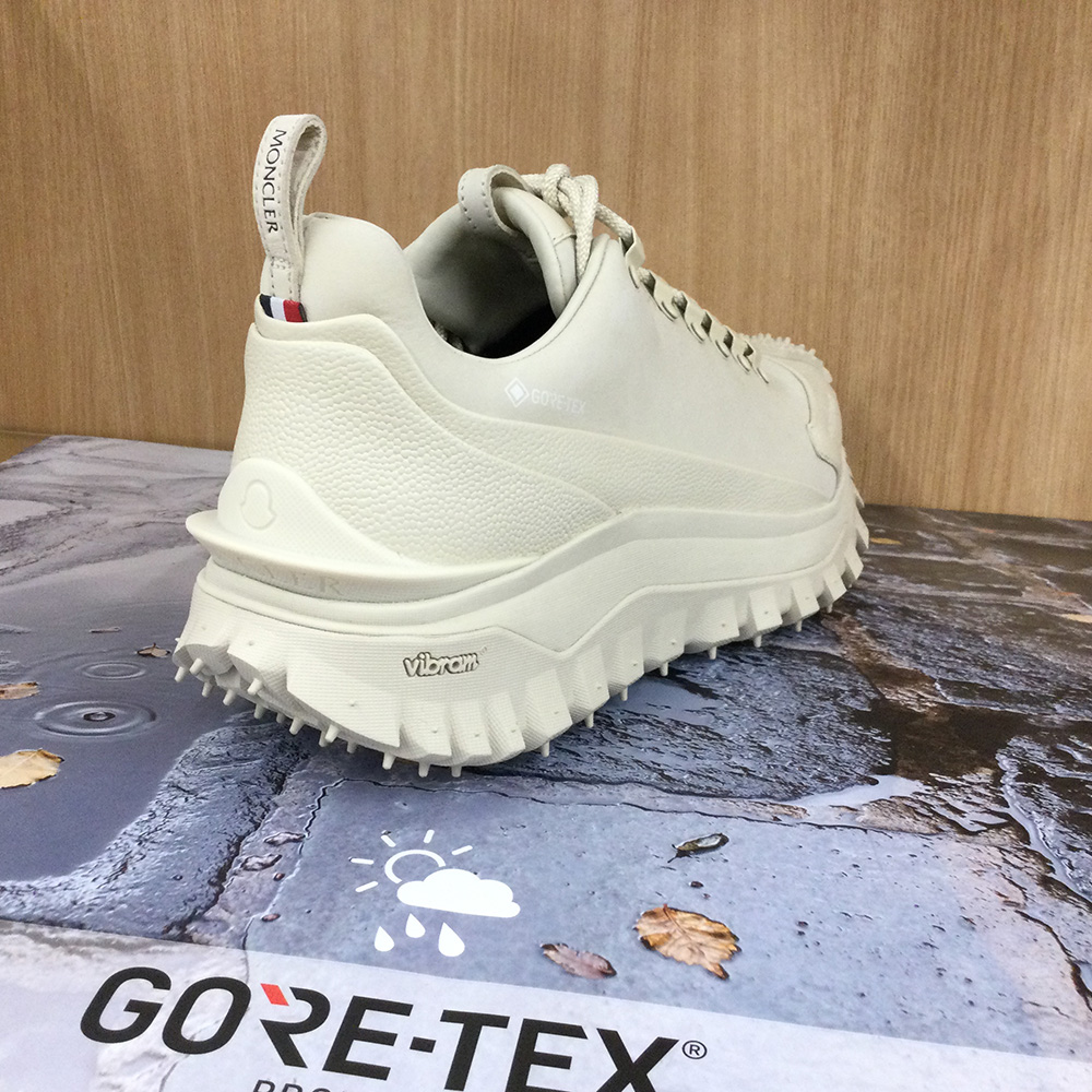 バックスタイルにはモンクレールブランドカラーと、ロゴがさりげなく且つ存在感をアピール。