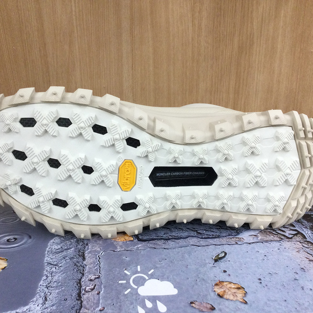 アウトソールはVibram MEGAGRIPを搭載。悪路でもしっかりグリップしてくれる。