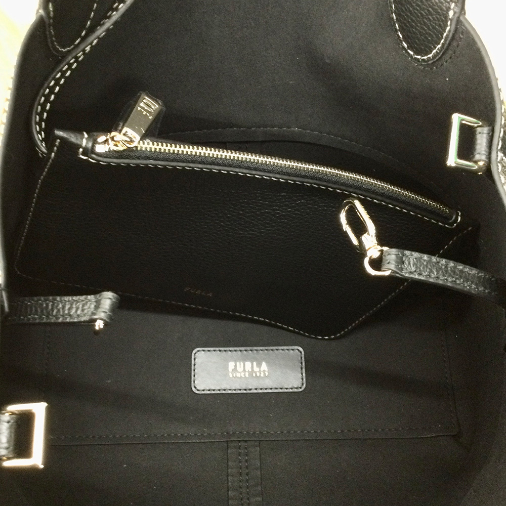 小物の整理に役立つ取り外し可能なポーチ付き