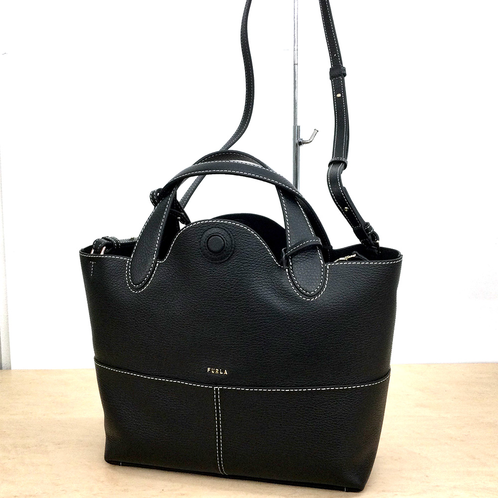 ショルダーストラップ付属で気分に合わせて手提げや肩掛けなど、様々な持ち方でお使い頂けます。