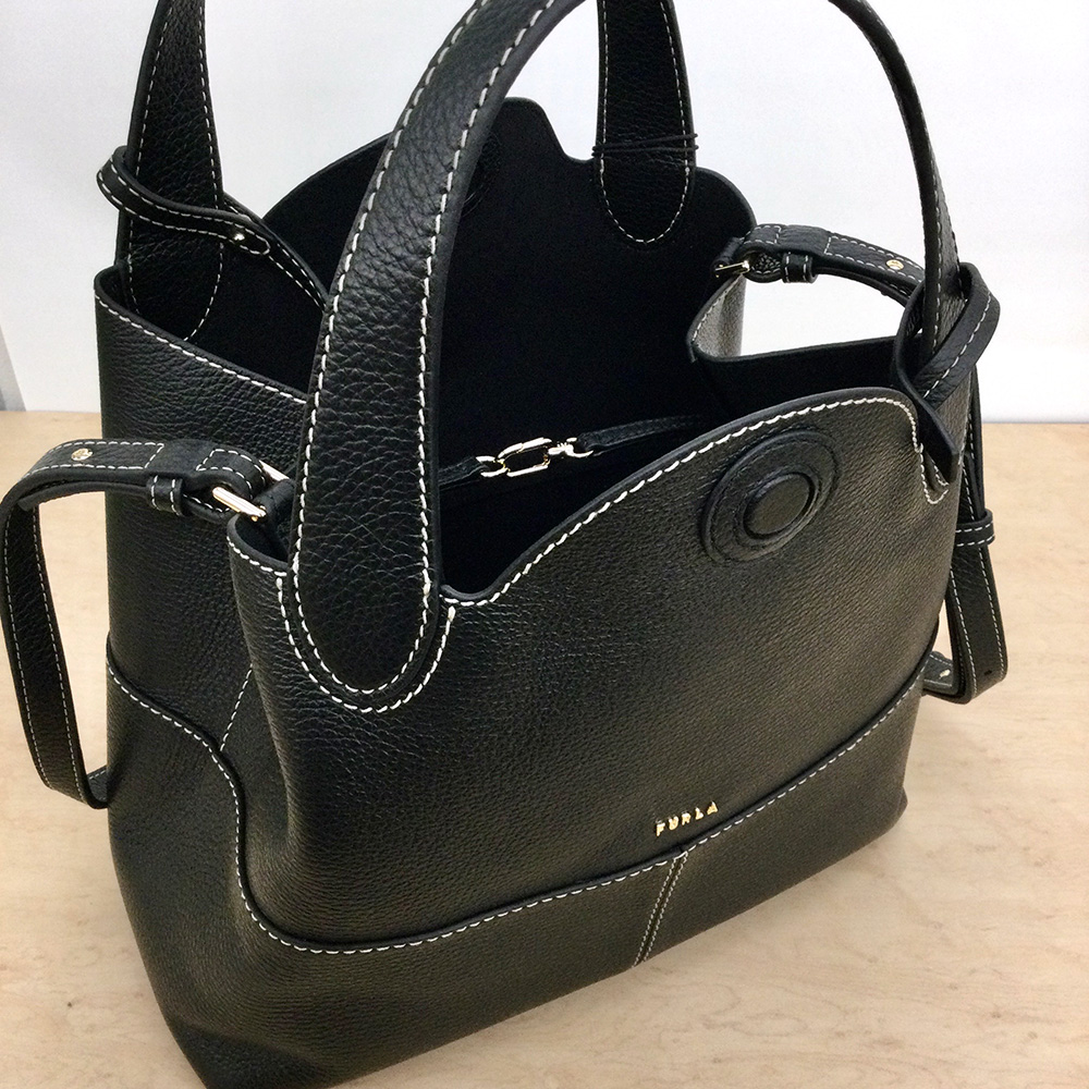 内側サイドのアーチスナップフックを留めればコロンとしたフォルムに変形