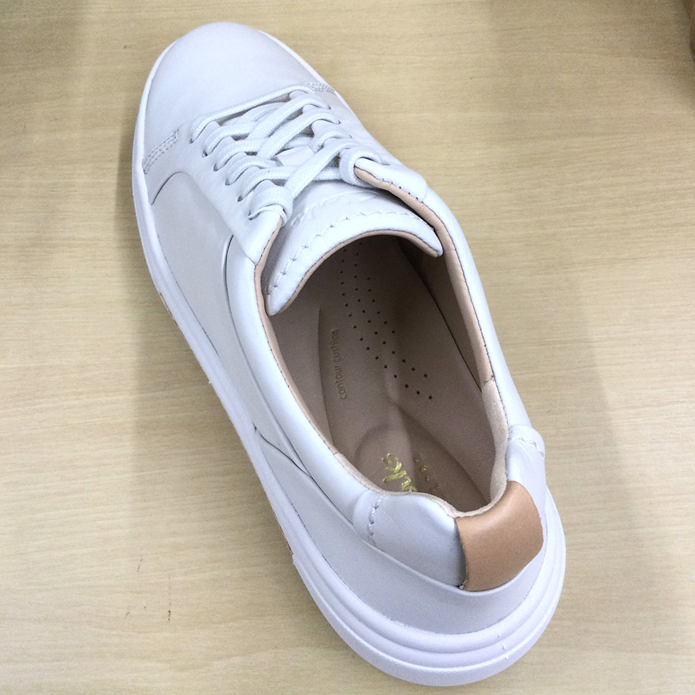 クッション性の高いフットベットは、踵と足裏のアーチを安定させると同時に通気性を高めています。