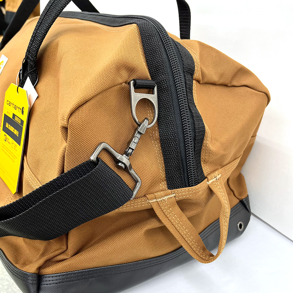 ショルダー紐のフックも金具なので重い荷物もOK。