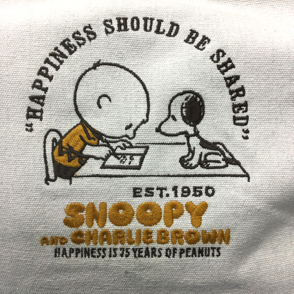ざっくりと風合いのある生地にスヌーピーの刺繍