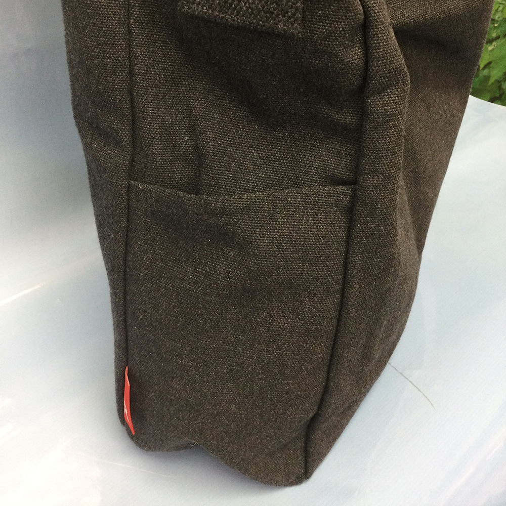 両サイドにはICカードにピッタリなポケット付き