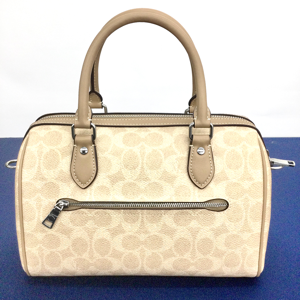 外側にはファスナージップポケットを備えています。