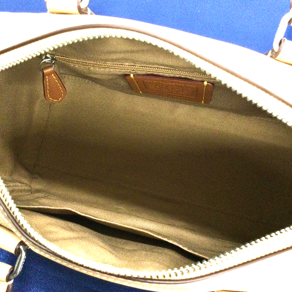 内側にもファスナージップポケットとオープンポケットを搭載し、収納力抜群！