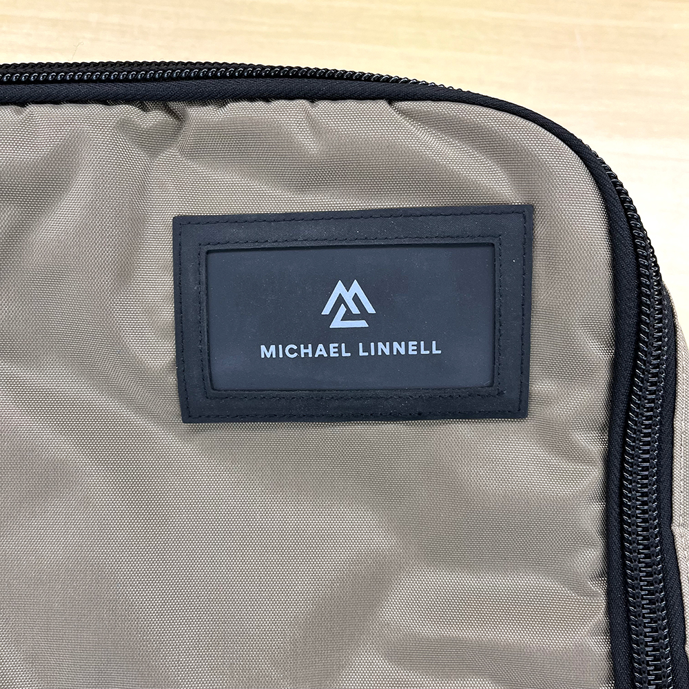 ロゴプリントはリフレクター仕様になっており、夜間の利用も安心