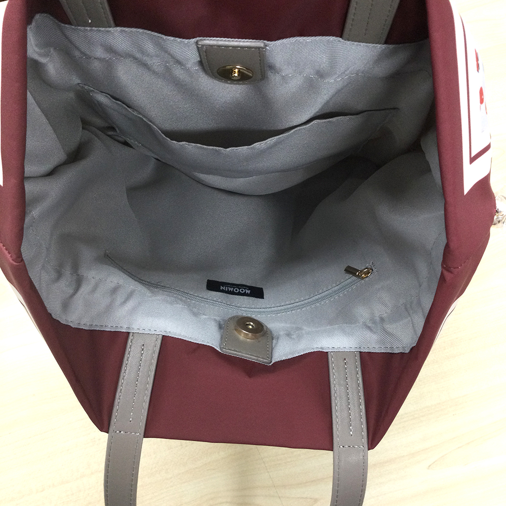 マグネット付きの開口部で荷物が飛び出しにくく安心