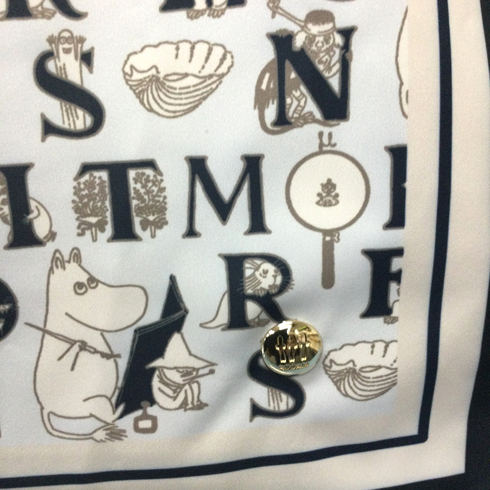 右下コーナーにさりげなく嬉しいニョロニョロのゴールドブローチ