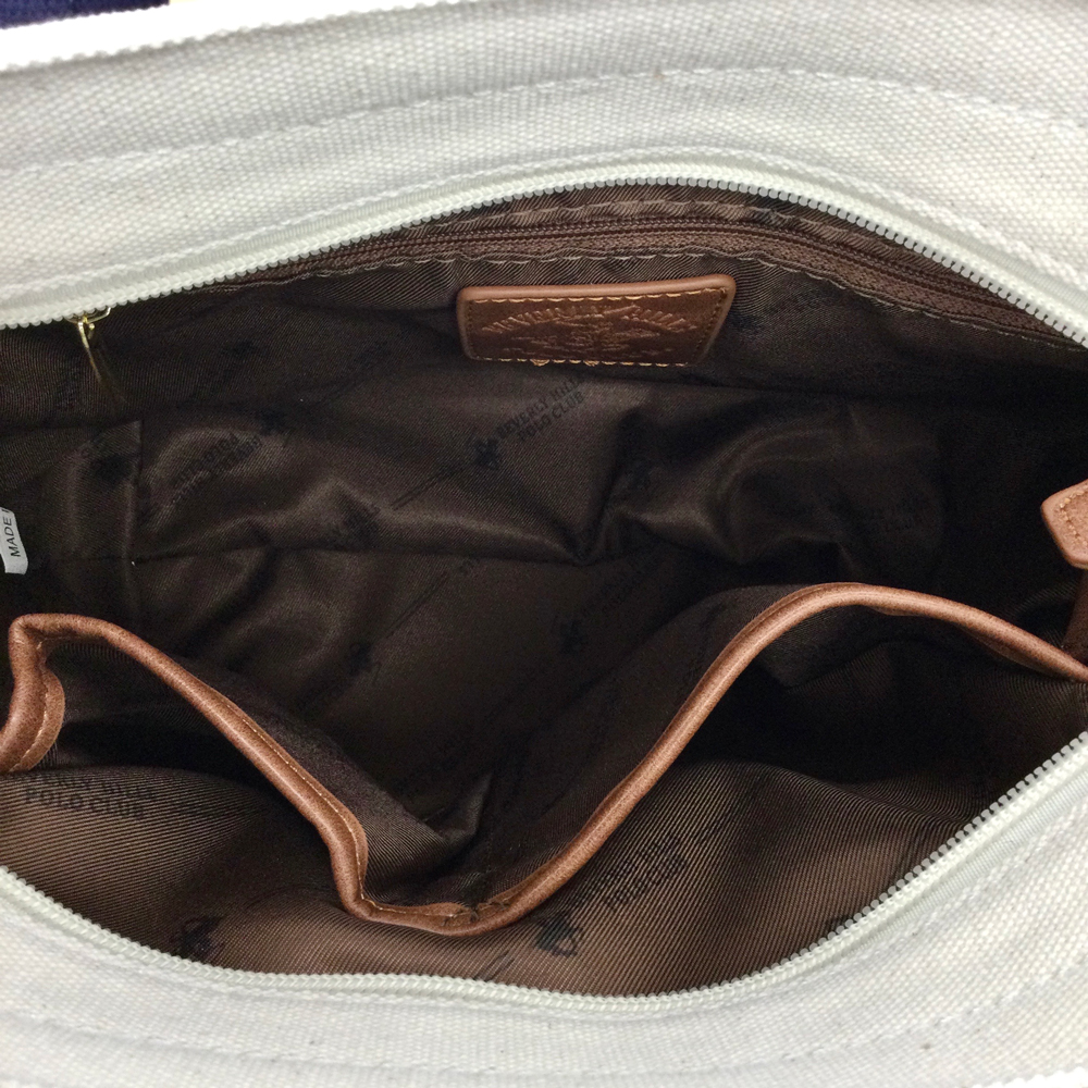 内側はブランドデザインの裏地に合皮タグといったこだわりが光る他、小物の整理に便利なポケットを２つ搭載。