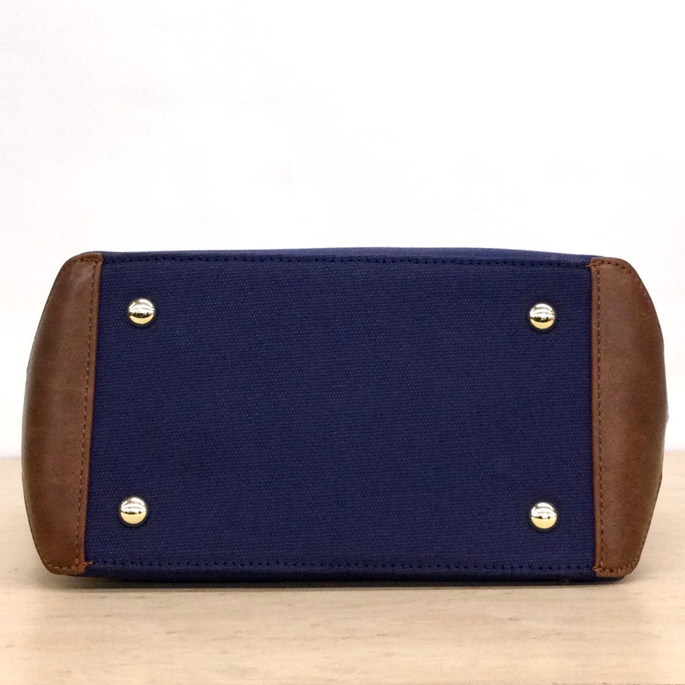 底マチがたっぷりなので中身が入っていなくても自立する設計＆四隅の底鋲で傷や汚れがつきにくいのも嬉しいポイント！