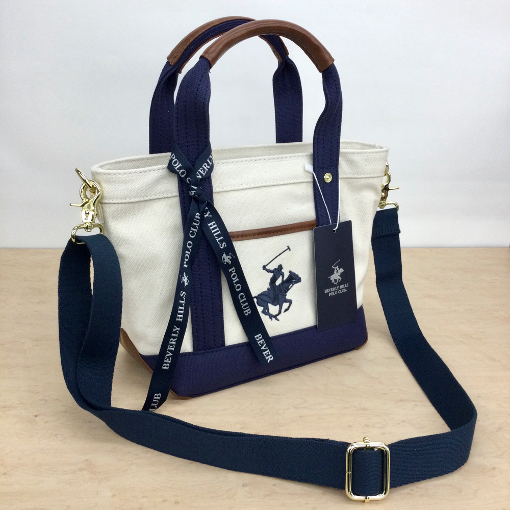 手提げはもちろん、長さ調節・取り外しが可能なショルダーストラップ付属でシーンに応じて持ち替えられる2WAY仕様。