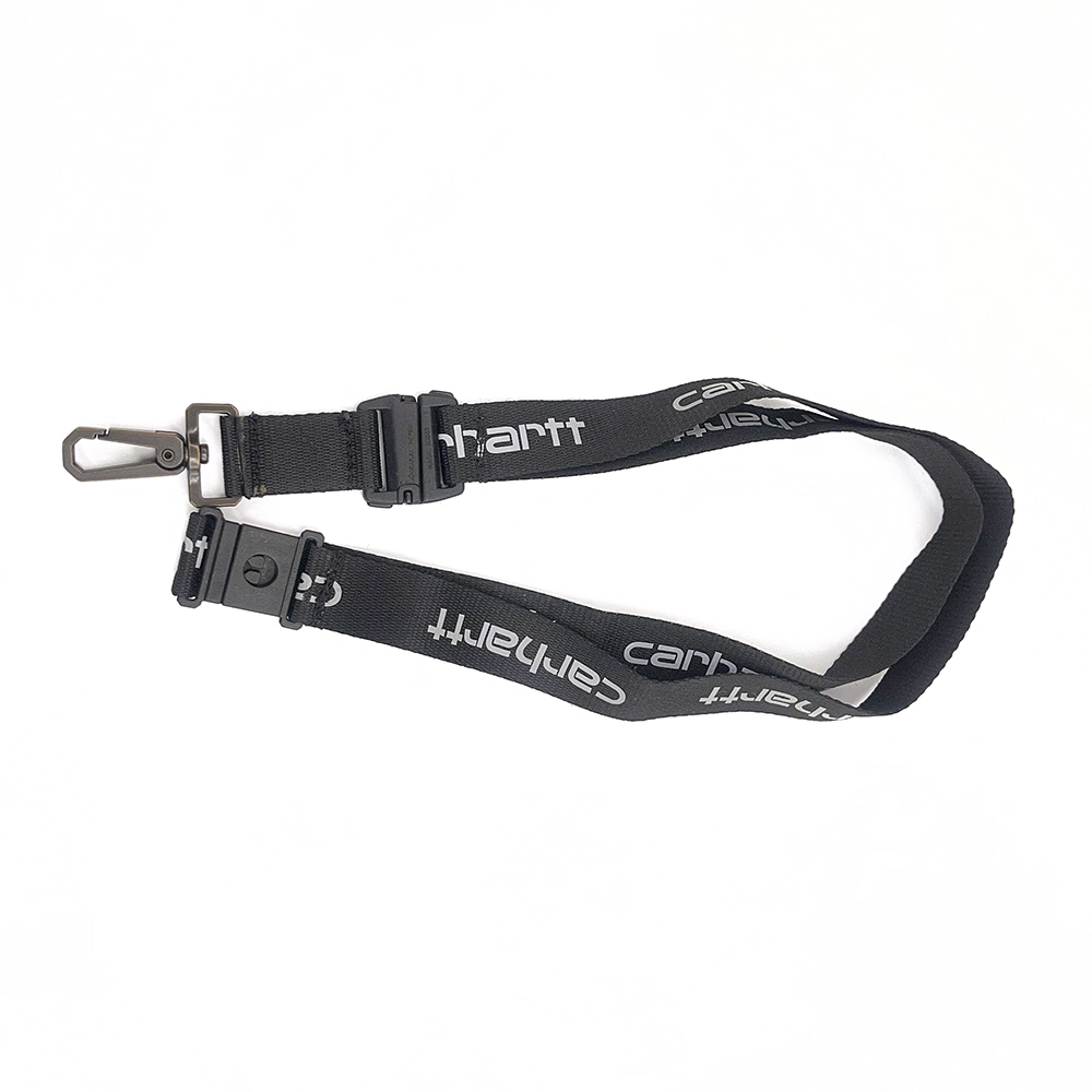 カーハートのロゴ入りストラップ付き。