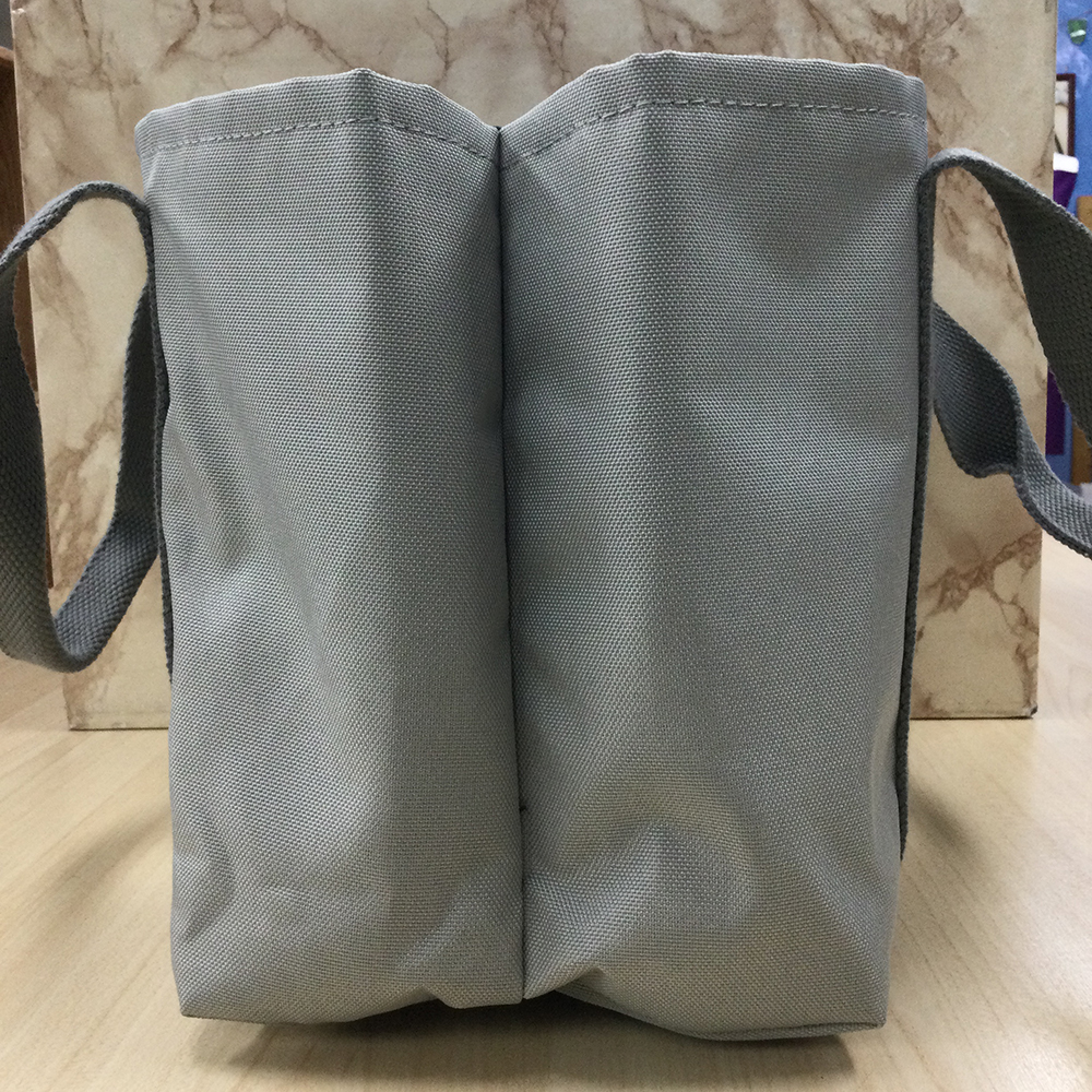 広いマチとしっかりした生地で何も入れなくても自立