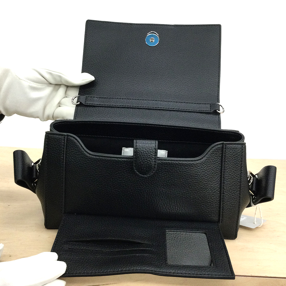 フラップ開閉式でカードポケットとミラーを備えてお財布やスマホなどの収納もOK