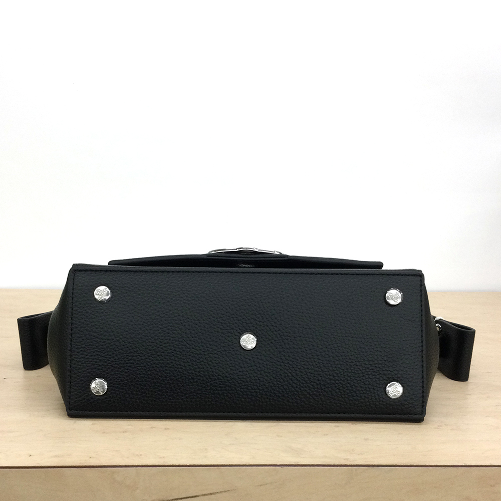 しっとりとソフトな素材の為、ORBをあしらった底鋲付きで汚れやキズ防止